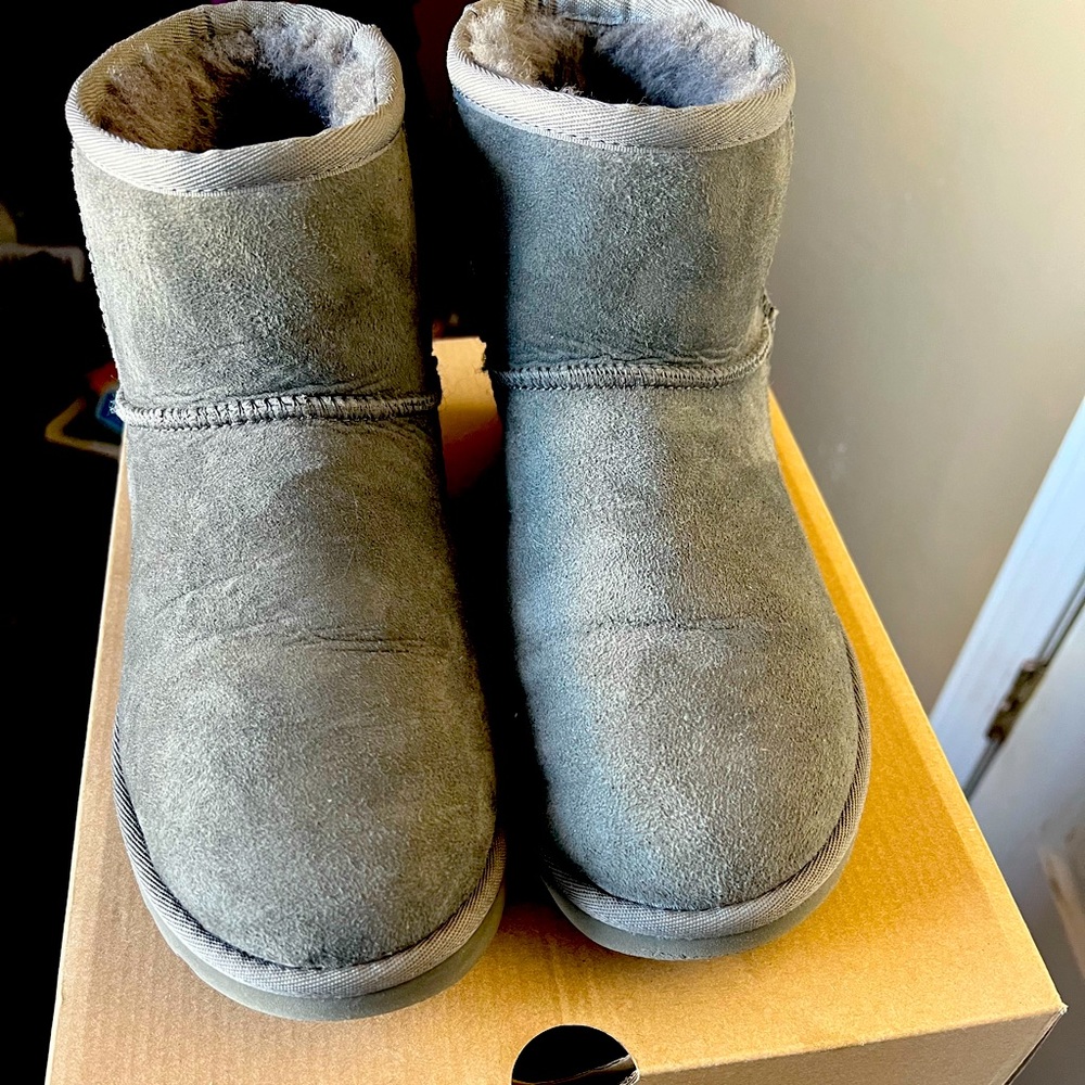 Grey ugg minis only worn twice, have box